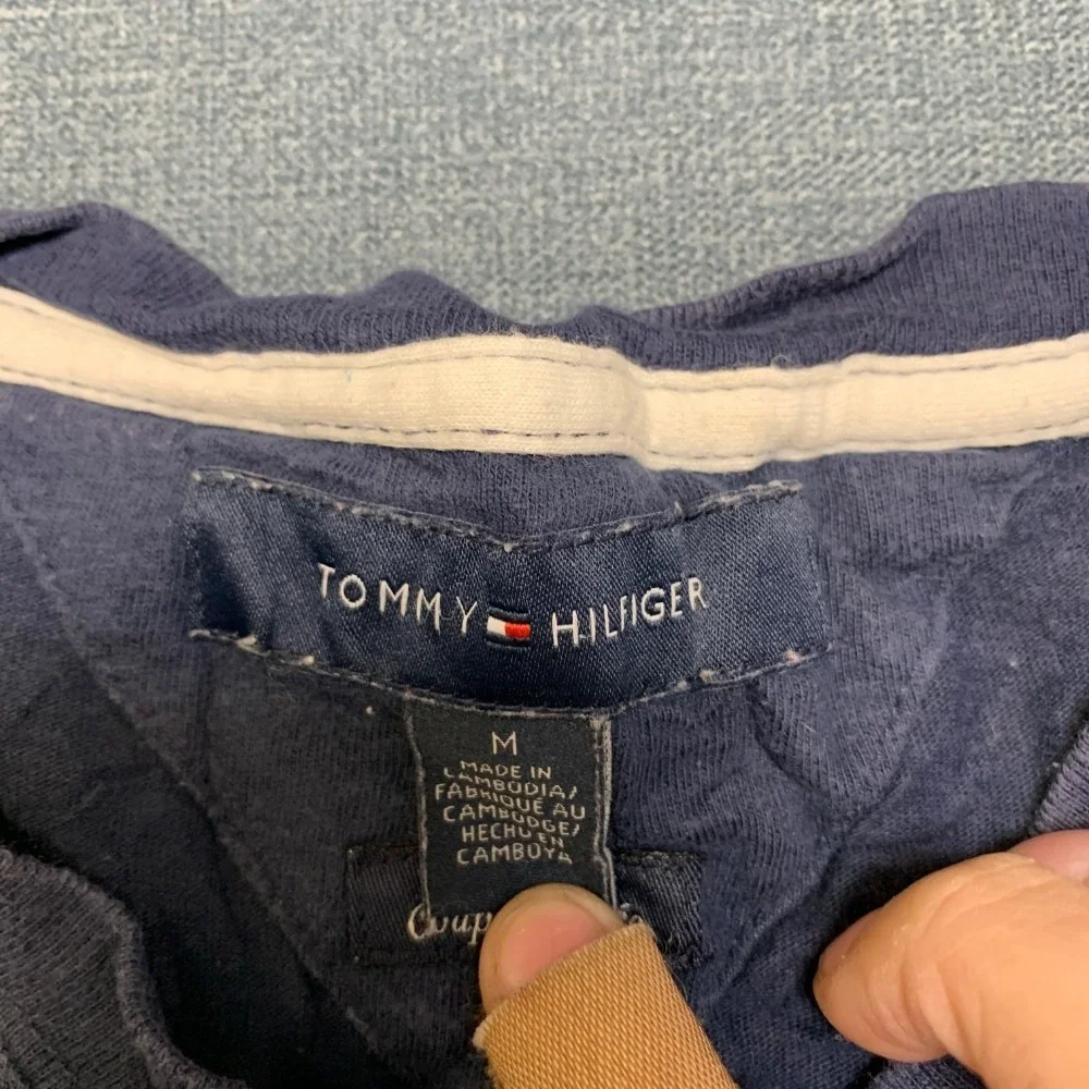 Tommy Hilfiger T Shirt Mens Medium Navy Blue V-Neck Embroidered Flag Classic